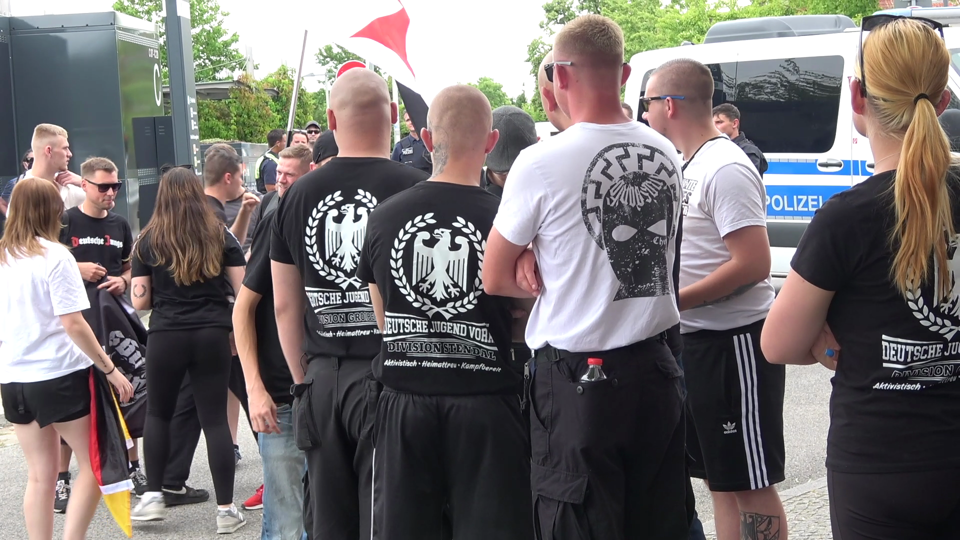 Jugendliche in "Deutsche Jugend Voran"-Shirts bei der Anti-CSD-Demonstration in Falkensee am 5.7.2025 (Foto: democ).