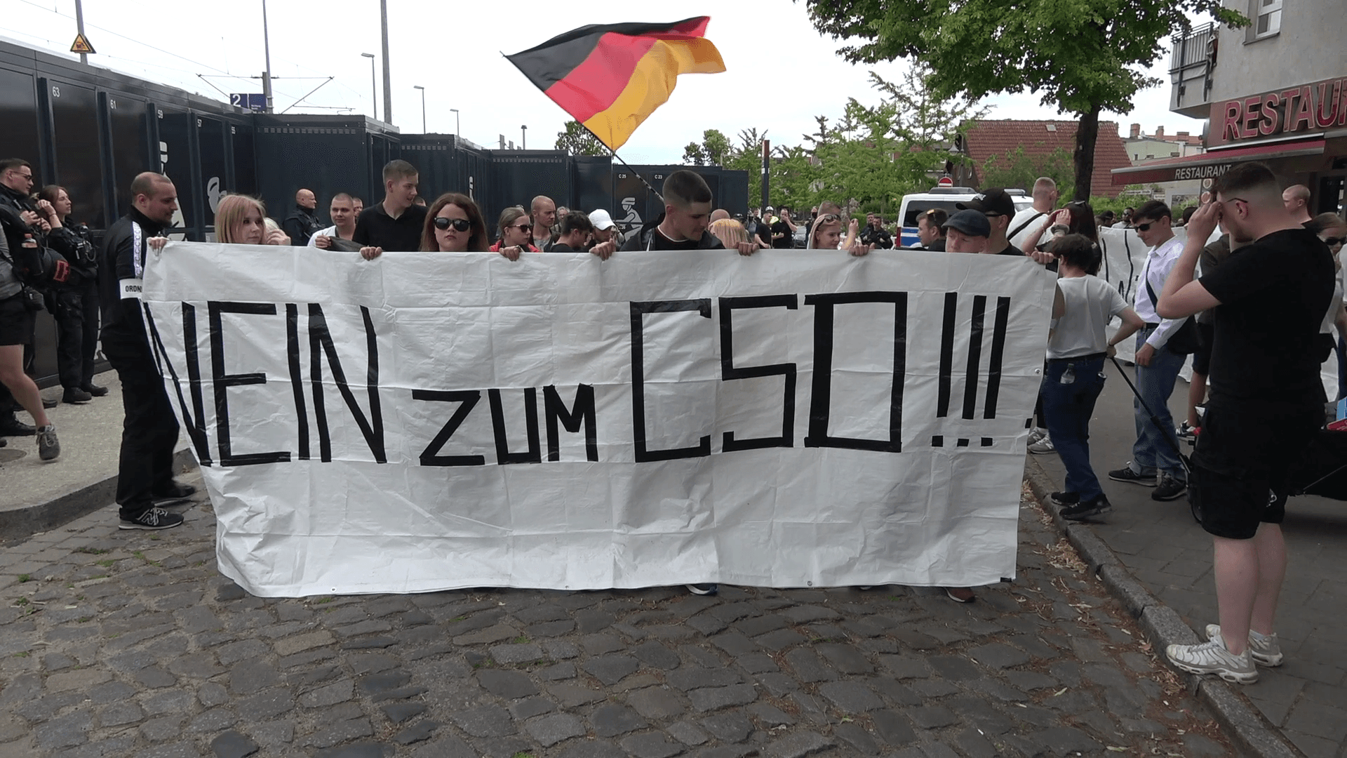 Abbildung 1: Rechtsextreme Anti-CSD-Demonstration in Falkensee (Brandenburg) am 5.7.2025 (Foto: democ).