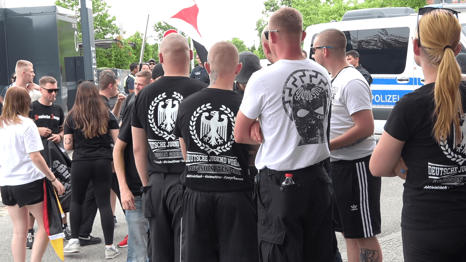 Abbildung 3: Jugendliche in "Deutsche Jugend Voran"-Shirts bei der Anti-CSD-Demonstration in Falkensee am 5.7.2025 (Foto: democ).